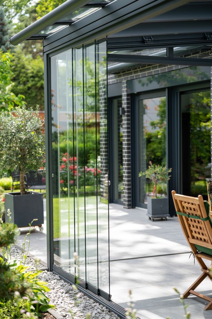 Terraza completamente cerrada con paneles de vidrio plegable en Vitacura